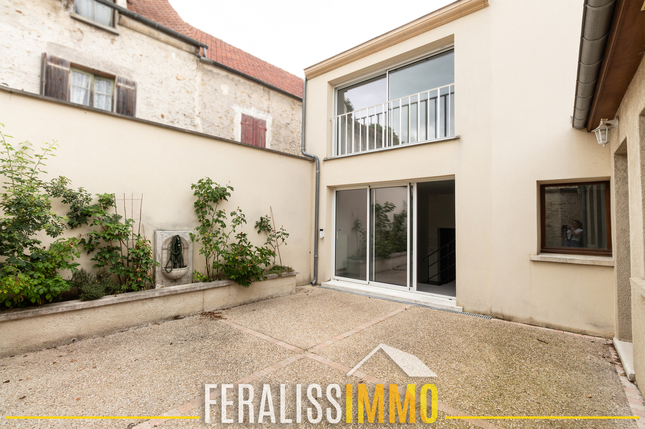 Au centre du village, atypique maison de 3 chambres entièrem