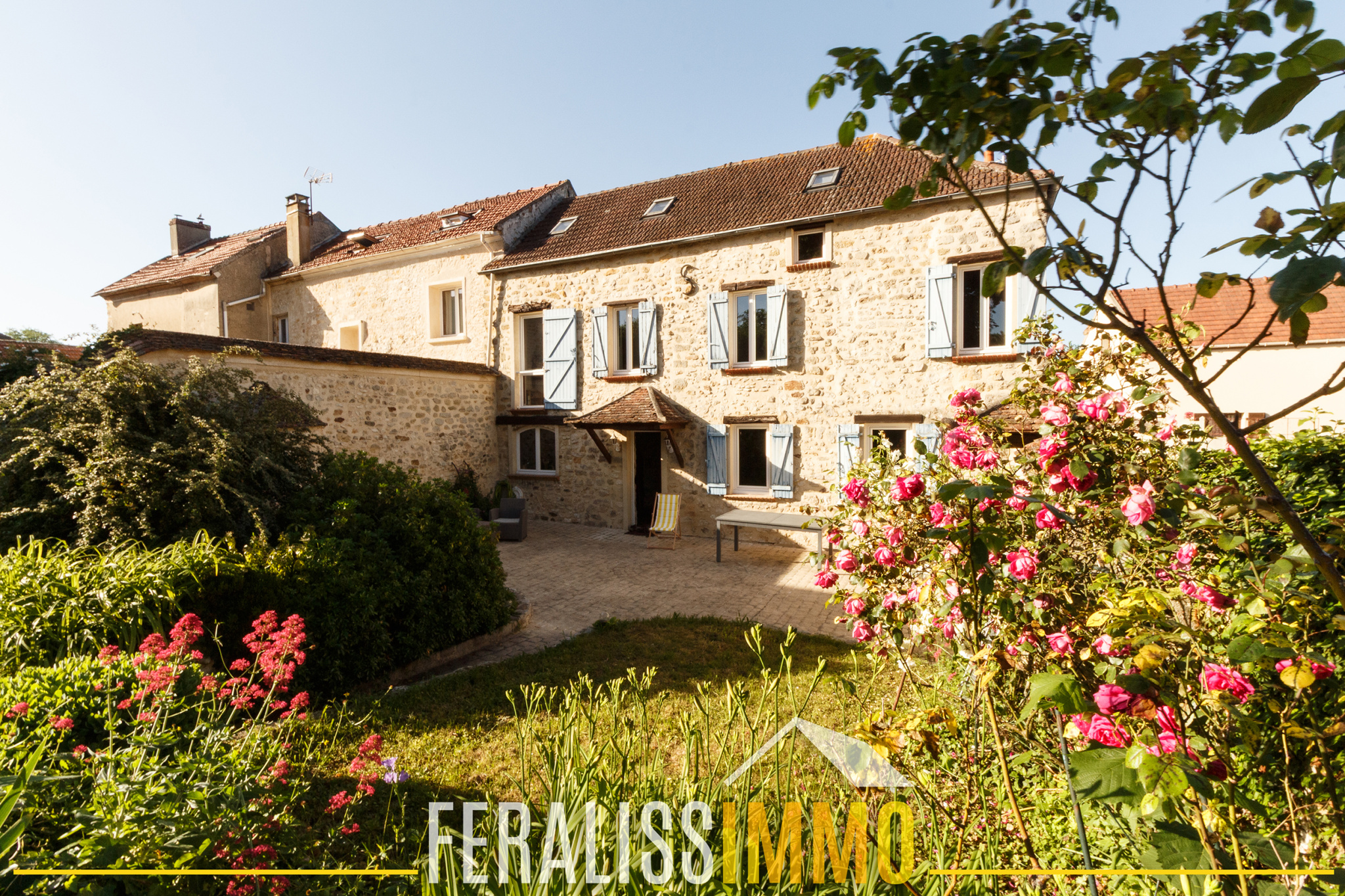 Magnifique maison en pierre sur jardin fleuri !